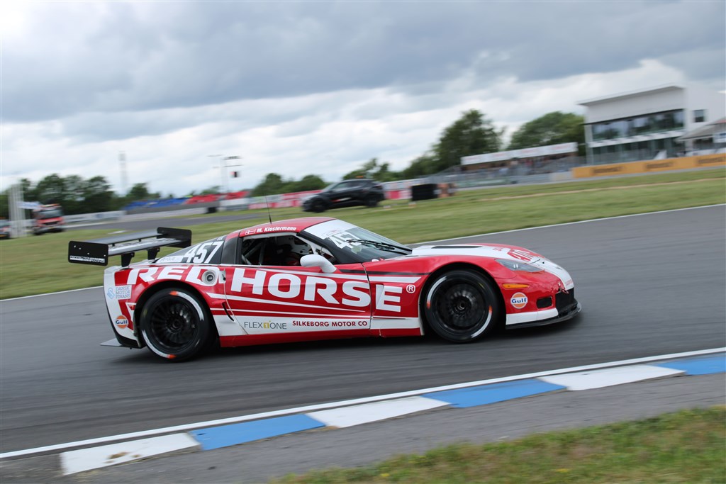 Michael Klostermann ser ud til at få en varm weekend med dobbeltprogram, i en bil som allerede er varmere at køre end mange andre, på grund af den store V8 motor ude i front.
(Foto: JJ Media)